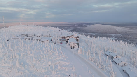 Vista-Aérea-Alrededor-Del-Hotel-Iso-syöte-Resort,-En-La-Cima-De-Syote,-Amanecer-En-Finlandia