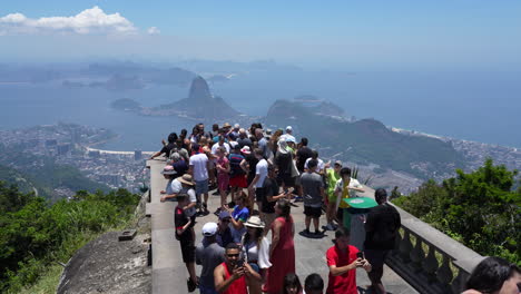 Turistas-En-El-Mirador-Del-Cristo-Redentor,-Vistas-Panorámicas-Sobre-Río-De-Janeiro.