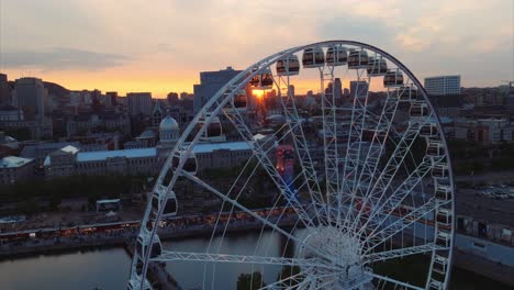 Das-Riesenrad-Dreht-Sich-Langsam,-Damit-Touristen-Einen-Blick-Auf-Den-Sonnenuntergang-über-Der-Altstadt-Von-Montreal-Genießen-Können