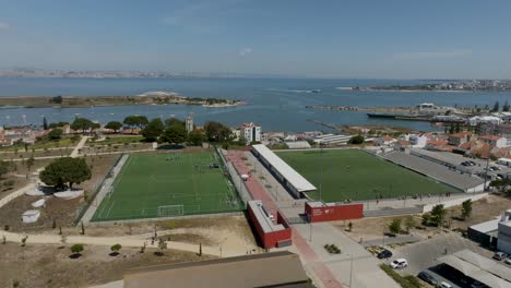 Stadtstadion-Bravo-Mit-Blick-Auf-Den-Fluss-Tejo-In-Seixal-Portugal