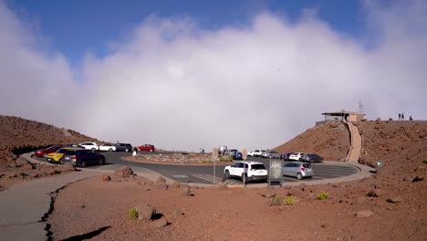 Parkplatz-Und-Besucherzentrum-Oben-Im-Haleakala-Nationalpark-In-Maui,-Hawaii,-Haleakala-Besucherzentrum-über-Den-Wolken-Vor-Sonnenuntergang-Abgebildet