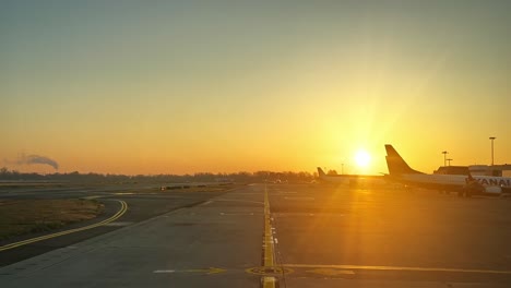 Espectacular-Amanecer-Visto-Por-Los-Pilotos-Fotografiados-Desde-La-Cabina-De-Un-Avión-Listo-Para-Despegar