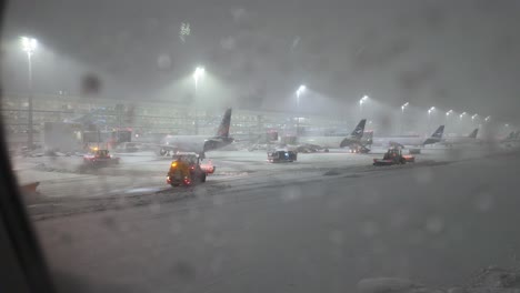 Vehículo-De-Servicio-De-Invierno-Terrenos-Cubiertos-De-Nieve-En-El-Aeropuerto-De-Munich-En-Alemania