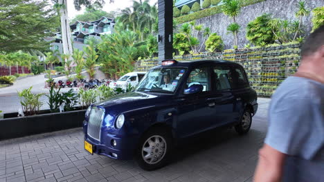 Limousine-Fährt-In-Die-Einfahrt-Des-Senses-Resort-In-Phuket,-Thailand