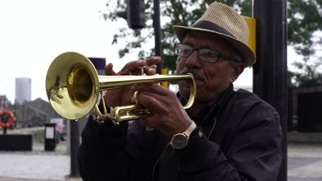 Hombre-Tocando-La-Trompeta-En-Las-Calles-De-La-Ciudad