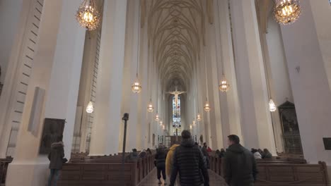 Menschen-In-Der-Frauenkirche-In-München,-Deutschland.-Kippschuss