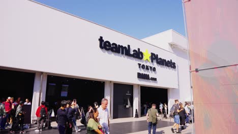 Toma-De-Establecimiento-En-Cámara-Lenta-De-Los-Planetas-Del-Teamlab-En-Toyosu