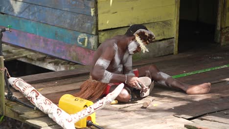 Die-Herstellung-Und-Das-Schnitzen-Von-Asmat-Schnitzereien-Ist-In-Papua-Sehr-Berühmt-Und-Ein-Ziel-Für-Kunstsammler,-Agats,-Regentschaft-Asmat,-Papua