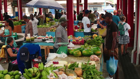 Mercado-De-Agricultores-Locales-En-Victoria,-Isla-Mahè,-Seychelles