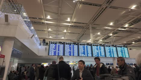 Passagiere-Mit-Verspäteten-Flügen-Saßen-Im-Terminal-Des-Münchner-Flughafens-In-Bayern-Fest