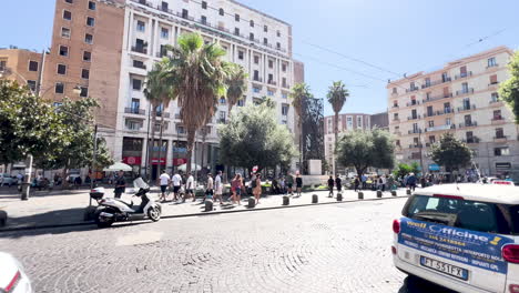 Bulliciosa-Plaza-De-La-Ciudad-Con-Palmeras-Y-Peatones