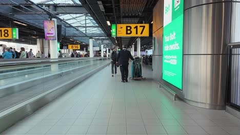 POV-Einer-Person,-Die-Am-Amsterdamer-Flughafen-Schiphol-In-Schiphol,-Niederlande,-Läuft