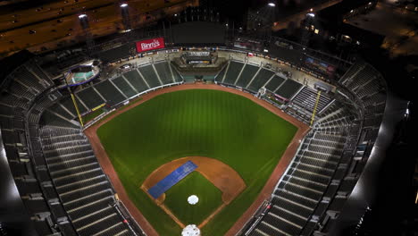 Drone-Inclinándose-Sobre-El-Estadio-De-Campo-De-Tarifa-Garantizada,-Noche-De-Invierno-En-Chicago