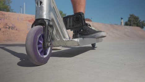 Nahaufnahme-Eines-Stunt-Scooter-Gummirads-Und-Einer-An-Deck-Montierten-Action-Kamera