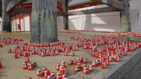 Panorámica-En-Cámara-Lenta-Sobre-Daruma-En-El-Templo-Katsuoji