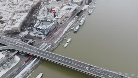 Vista-Aérea-Por-Drones-Del-Puente-Snp-Y-El-Casco-Antiguo-Con-Edificios-Modernos-Del-Centro-De-Bratislava-En-Invierno