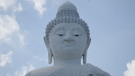 Turista-Visitando-La-Estatua-Del-Gran-Buda-En-Phuket,-Tailandia