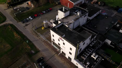 Oberer-Kran-Der-Weißen-Hertog-Jan-Bierfabrik-Mit-Logo-Im-Weißen-Gebäude