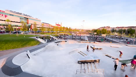 Parque-De-Patinaje-Urbano-Con-Patinadores-Y-Rampas-Al-Atardecer-En-Vilus