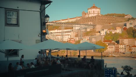 Restaurante-En-Oporto-Junto-Al-Río-Duero-Con-Edificios-Históricos-Al-Fondo.