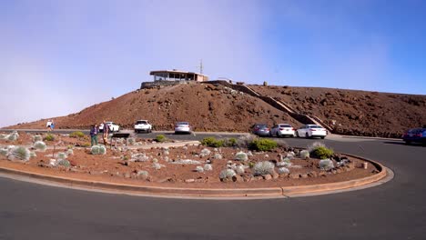 Der-Oberste-Gipfel-Des-Haleakala-Nationalparks-In-Maui,-Hawaii,-Haleakala-Besucherzentrum,-Abgebildet-über-Den-Wolken-Vor-Sonnenuntergang