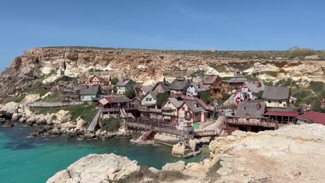 Popeye-Village,-Malta:-4K-Enthüllung-Einer-Filmkulisse,-Einzigartiger-Architektur-Und-Türkisfarbenem-Wasser