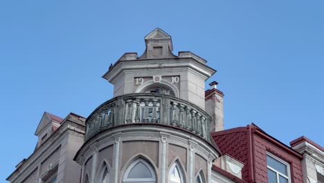 Una-Toma-Estática-De-4k-Captura-La-Magnífica-Belleza-Arquitectónica-De-Un-Edificio-Del-Casco-Antiguo-De-Vilnius-En-Lituania