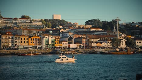 Yate-Privado-Navegando-Por-El-Río-Duero-Frente-A-Vila-Nova-De-Gaia.