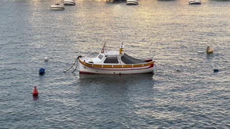 Toma-Manual-De-4k-De-Un-Barco-Pesquero-Motorizado-En-El-Puerto-Deportivo-De-Yates-Vittoriosa,-Malta