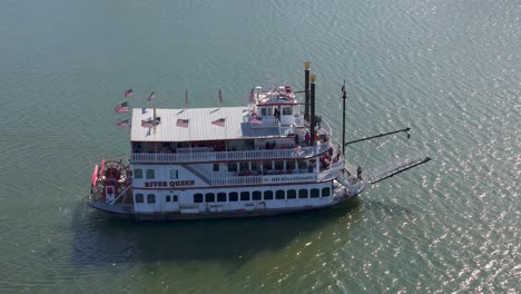 Barco-Fluvial-Tradicional-River-Queen,-Cincinnati-Ohio,-Vista-De-Drone-De-ángulo-Alto