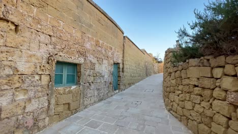 Kardanisch-Stabilisierte-4K-Aufnahmen:-Erkunden-Sie-Die-Historischen-Straßen-Der-Zitadelle-Von-Gozo,-Die-Barocke-Architektur,-Die-Ruinen-Der-Kathedrale-Und-Die-Aussicht-Auf-Das-Mittelmeer-In-Maltas-Zeitloser-Mittelalterlicher-Festung