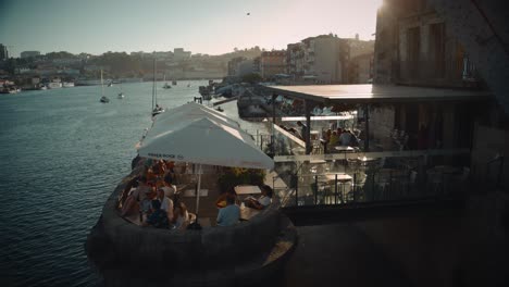 Restaurante-Junto-Al-Río-Junto-Al-Puente-Dom-Luis-I-En-Oporto