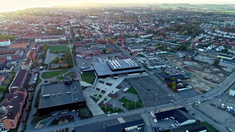 Vista-Aérea-Del-Estadio-Y-La-Ciudad-De-Ystad-En-El-Condado-De-Skane,-Suecia