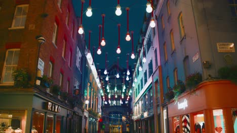 Vida-Nocturna-Con-Poca-Luz-En-Carnaby-Street,-Londres,-Gran-Bretaña.