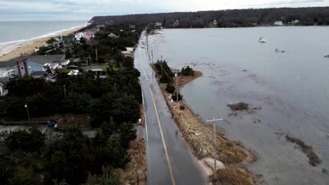 Drohnenaufnahmen-Zeigen,-Wie-Die-Steigenden-Flutwellen-Am-10.-Januar-Die-Cedar-Beach-Road-Durchbrechen