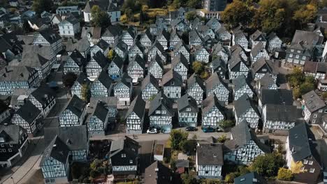 Una-Toma-De-Un-Dron-Muestra-Las-Cabañas-Idénticas-De-Freudenberg-En-Alemania.