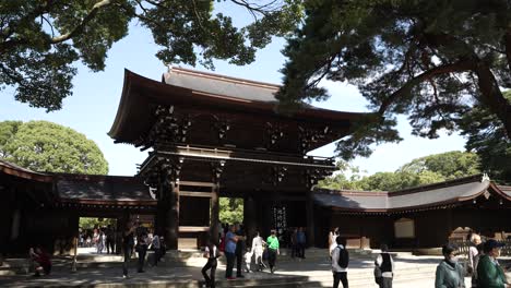 Puerta-De-Entrada-Minamijinmon-Al-Patio-Principal-Del-Santuario-Meji-Con-Turistas