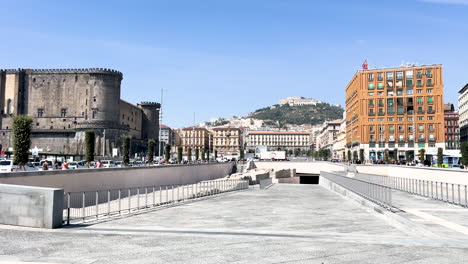 Castel-Nuovo---Castillo-Medieval-De-Piedra-En-Un-Entorno-Urbano,-Rodeado-De-Calles-Y-Edificios-Modernos-Bajo-Un-Cielo-Despejado-En-Nápoles,-Italia