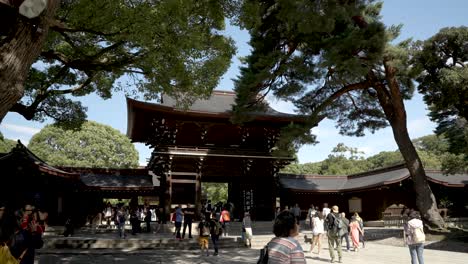 Turistas-Caminando-Hacia-La-Puerta-De-Entrada-Minamijinmon-Al-Patio-Principal-Del-Santuario-Meji