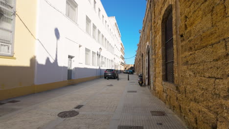 Enge-Straße-In-Cadiz-Mit-Traditioneller-Architektur