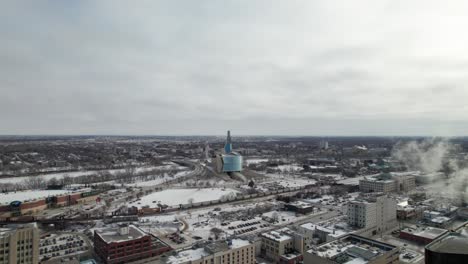 El-Centro-De-Winnipeg-En-Invierno-Con-El-Museo-De-Derechos-Humanos,-Las-Bifurcaciones-Y-Los-Trenes,-Antena-4k