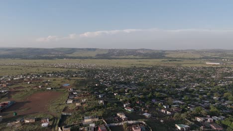 En-Este-Breve-Clip-Aéreo-En-4k,-La-Cámara-Gira-Ligeramente-Hacia-La-Derecha,-Revelando-La-Vasta-Extensión-De-Un-Municipio-Rural-En-Pretoria,-Sudáfrica.