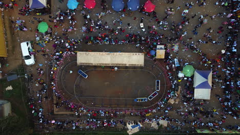 Vista-Aérea-De-Personas-Y-Paseos-En-Una-Feria-En-El-Nublado-Yaundé,-Camerún,-África