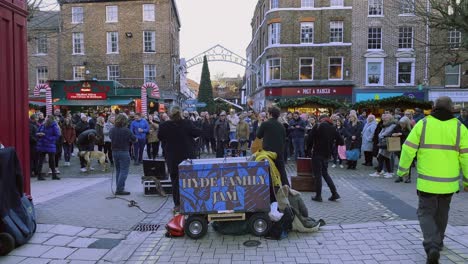 Während-Der-Weihnachtszeit-Standen-Menschen-Da-Und-Schauten-Den-Straßenmusikanten-Zu