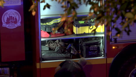 Bombero-De-Tel-Aviv-Guardando-El-Casco-Dentro-Del-Camión-De-Bomberos-Después-Del-Incidente.