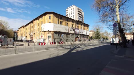 Verkehr,-Der-An-Einem-Alten-Gebäude-Am-Boulevard-„Vasil-Aprilov“-Vorbeifährt