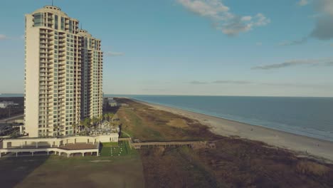 Una-Toma-Aérea-De-Los-Condominios-Residenciales-De-Lujo-De-Palisade-Palms-Y-Una-Vista-Hacia-East-Beach-Y-El-Golfo-De-México-En-La-Isla-De-Galveston,-Texas.