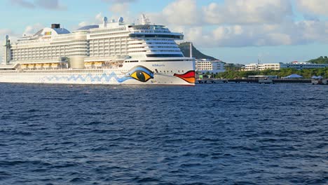 Großes-Kreuzfahrtschiff-Legte-An-Einem-Sonnigen-Tag-Im-Hafen-Der-Karibischen-Tropeninsel-An