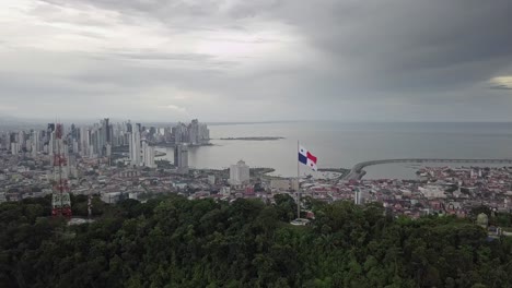 Dando-Vueltas-Alrededor-Del-Cerro-Ancón-Con-La-Bandera-De-Panamá-En-El-Medio-Y-El-Horizonte-De-La-Ciudad-De-Panamá-En-El-Fondo