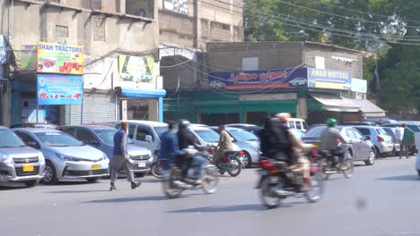 Filmaufnahme-Der-Belebten-Saddar-Basar-Straße-An-Einem-Sonnigen-Wintertag-In-Karatschi,-Pakistan